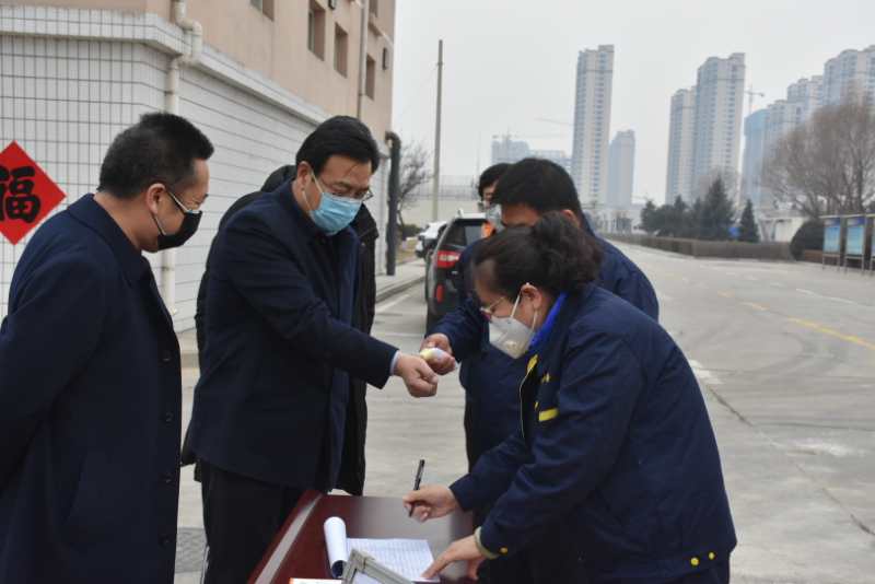 市城管局劉云飛局長(zhǎng)一行蒞臨忻州市水務(wù)有限責(zé)任公司污水處理分公司檢查疫情防控及復(fù)工復(fù)產(chǎn)工作情況。.jpg